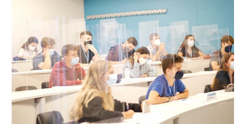 Mampara para universidades