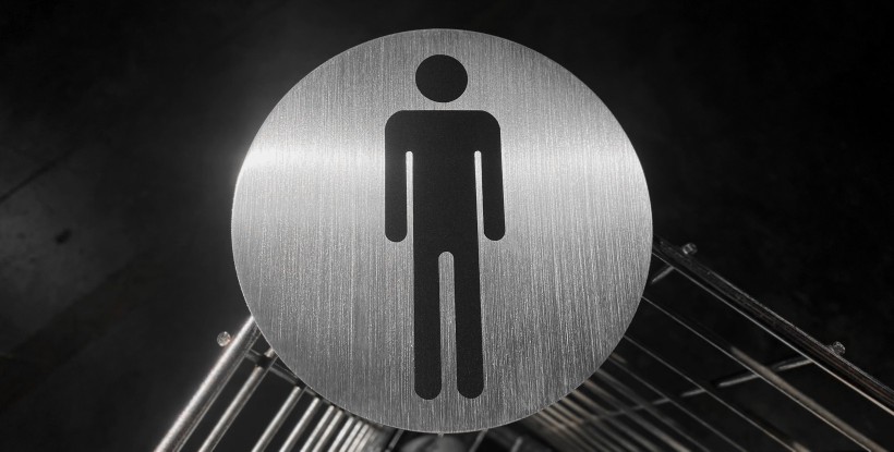 Placas de aluminio con signos en vinilo para identificación de baños