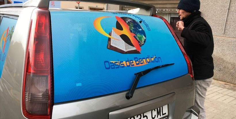 Vinilo microperforado para coches y furgonetas