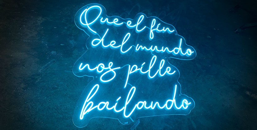 Neon Que el fin del mundo nos pille bailando