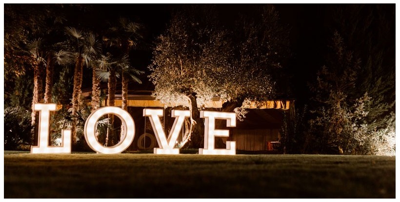 Letras LOVE gigantes con luz