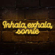 Néon inhala, exhala, sonríe