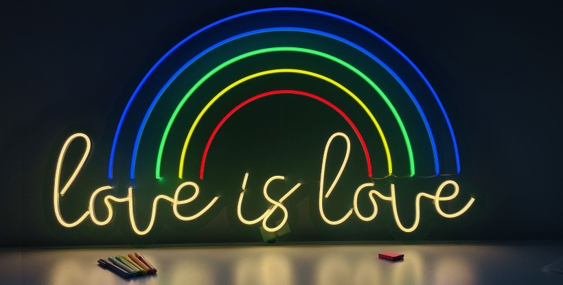 Neón LOVE IS LOVE