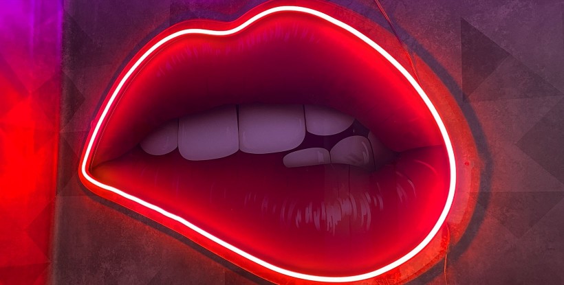 Neón Labios con metacrilato impreso