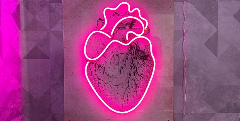 Neón corazón con metacrilato impreso